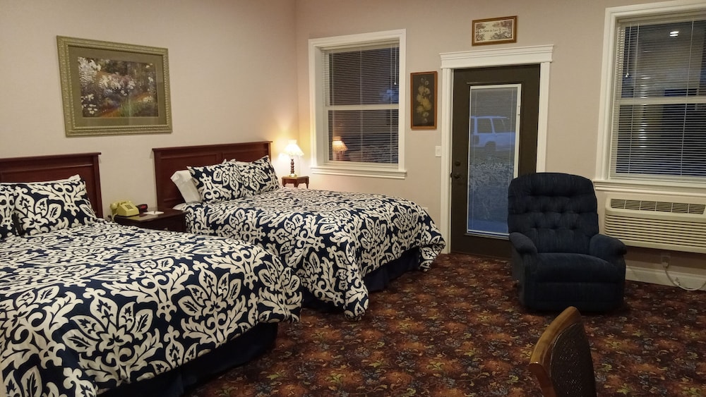 Hearthstone Elegant Lodge by the River
