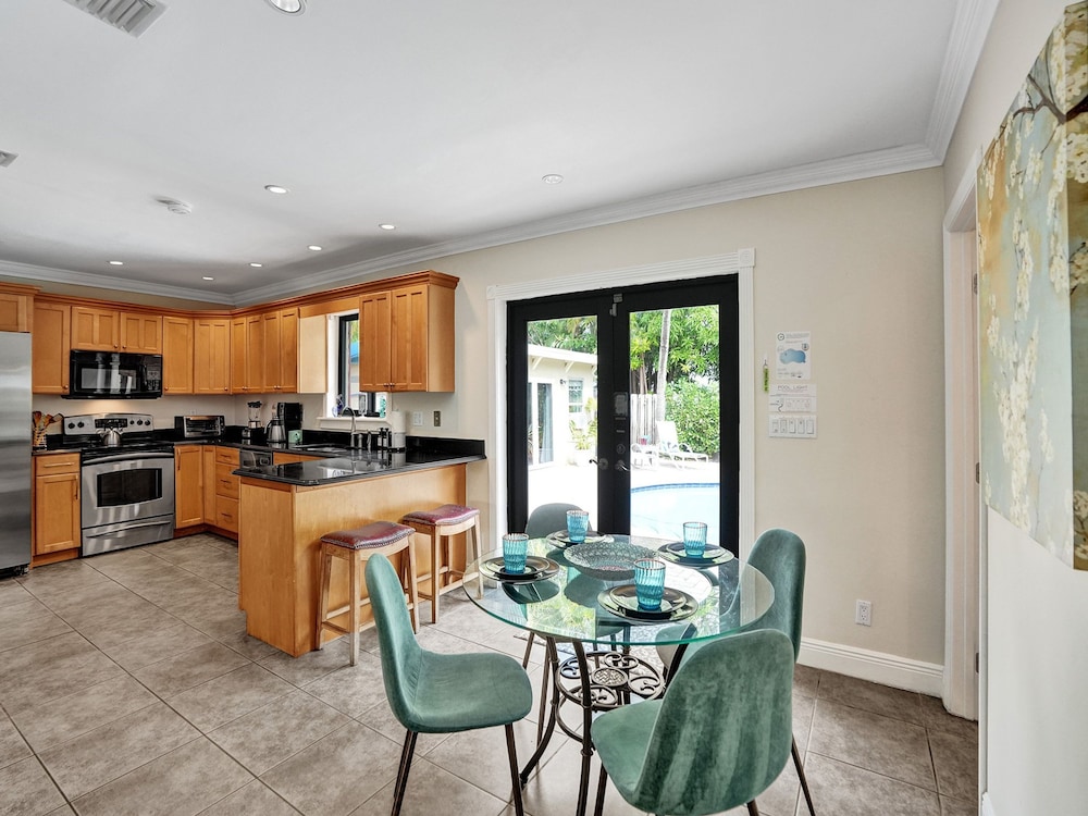 Vidal Manor 4BR Oasis w Pool Cabana- Wilton Dr