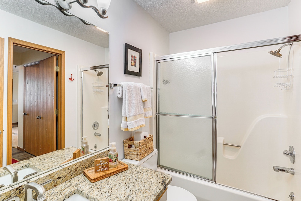 Pet-friendly Condo w/ Pool Access in Osage Beach