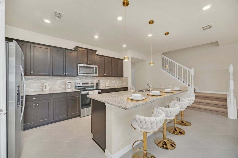 Luxury Home With Splash Pool 5 Bed Townhome! 5 Bedroom Townhouse
