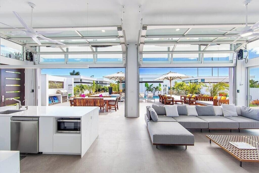 Oceanside Vacation Villa With Hotel Amenities v10