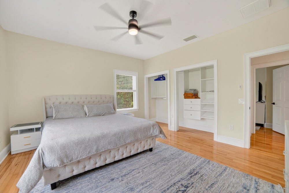Lakeland Oasis Hot Tub, Lanai & Fire Pit 3 Bedroom Home