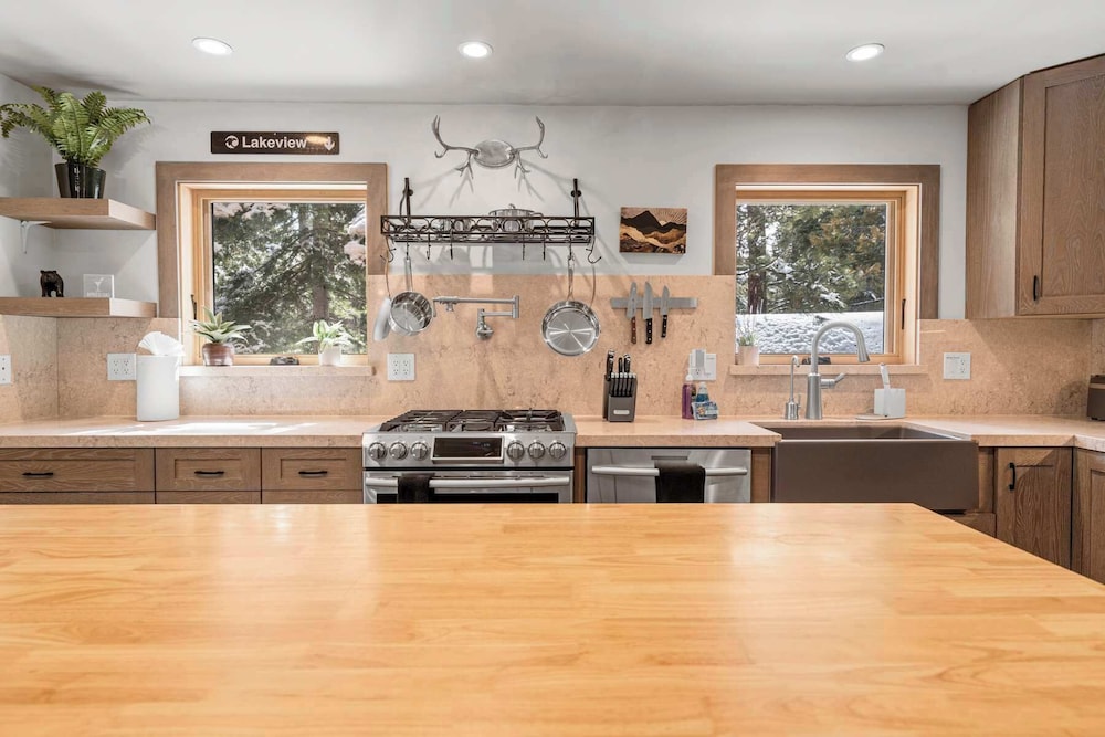 Tahoe City Retreat For 8!