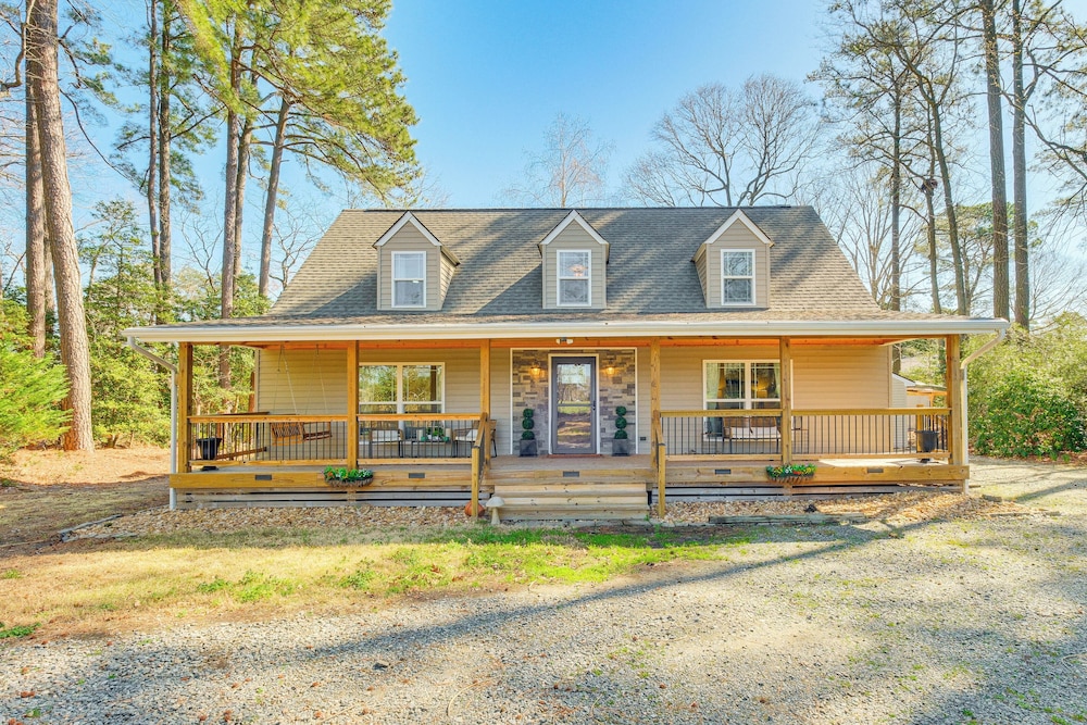 Dock, Sunrooms & Fire Pits: Deltaville Home!