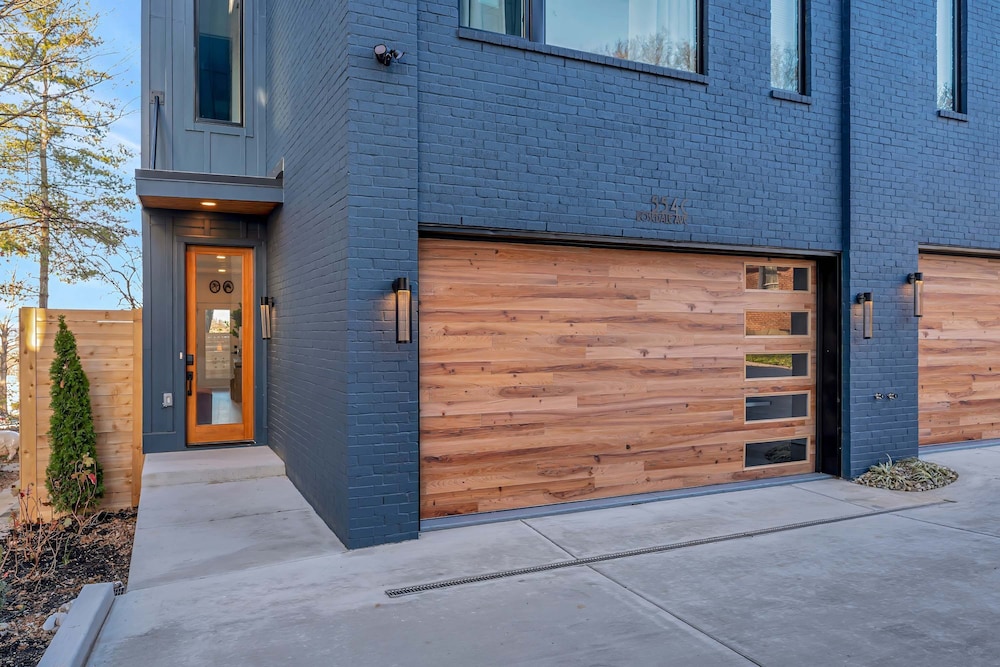 Luxury Hot tub Rooftop Deck Game Room Nashville