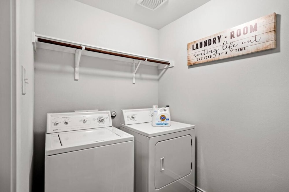 Sleeps 12 Private BRs Wifi Kitchen