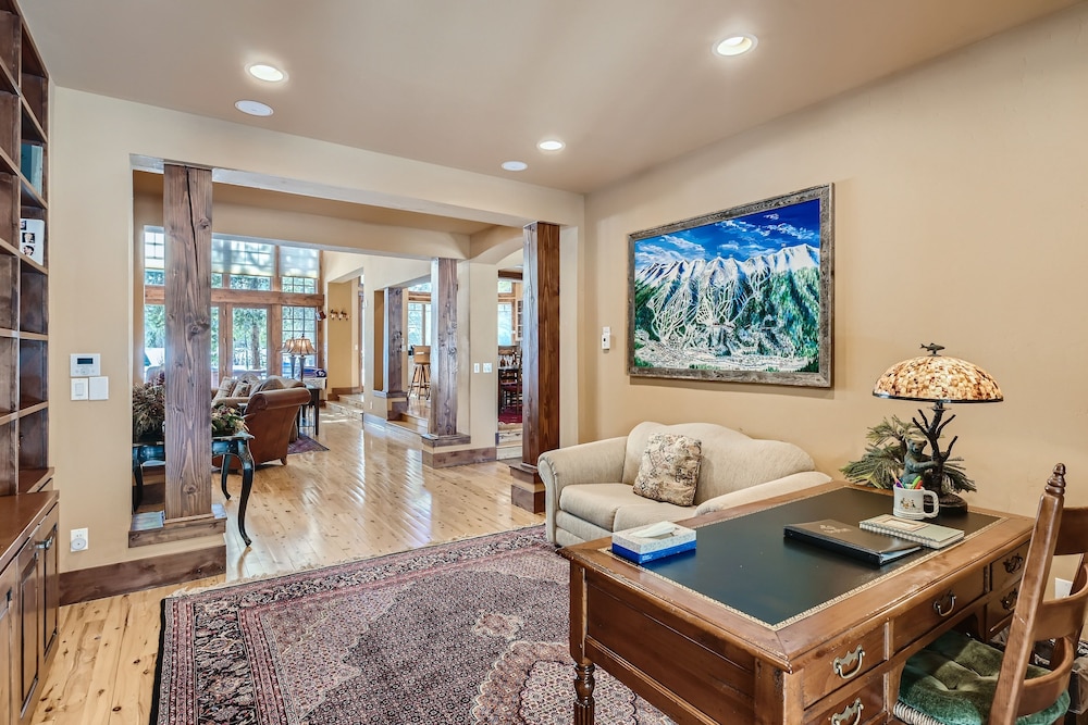 Marksberry Lodge 4 Bedroom Home by RedAwning