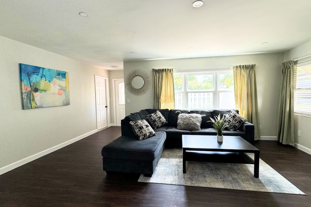 Home Close to Saint Pete Pier new Spacious