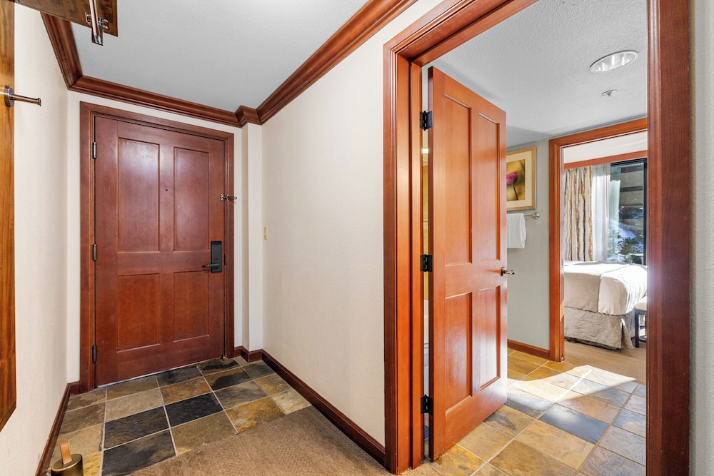 Condo w/ Fireplace & Community Perks