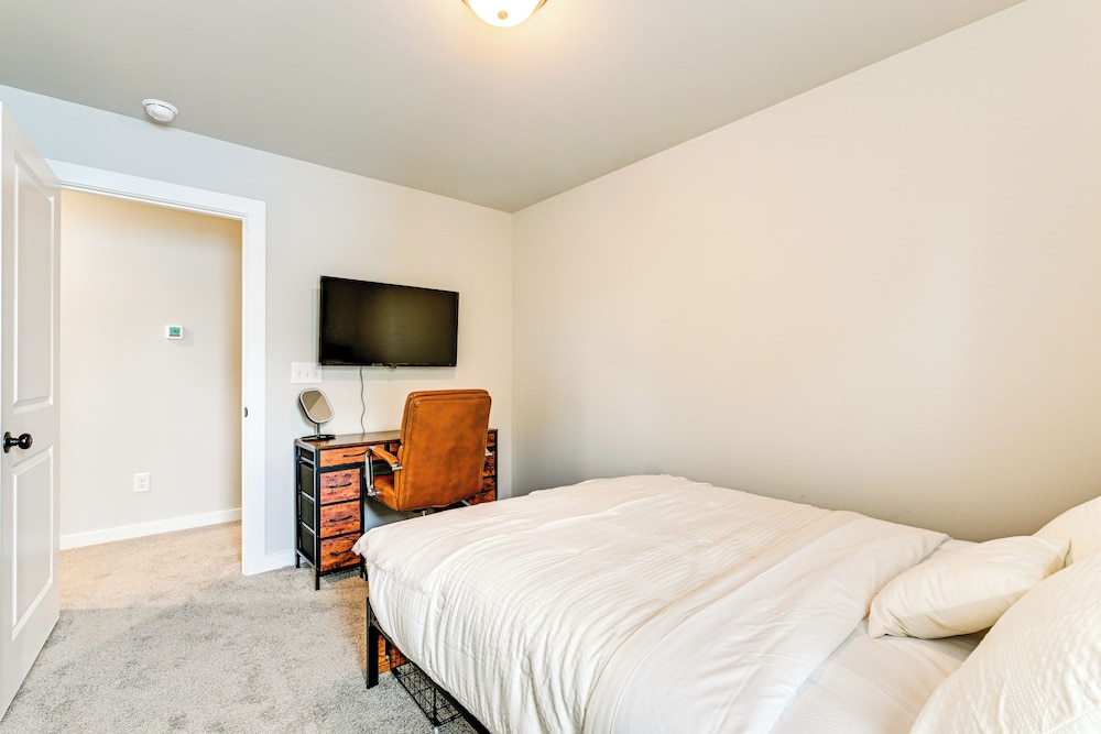 Modern Townhome w/ Yard: 5 Mi to Dtwn Charlotte