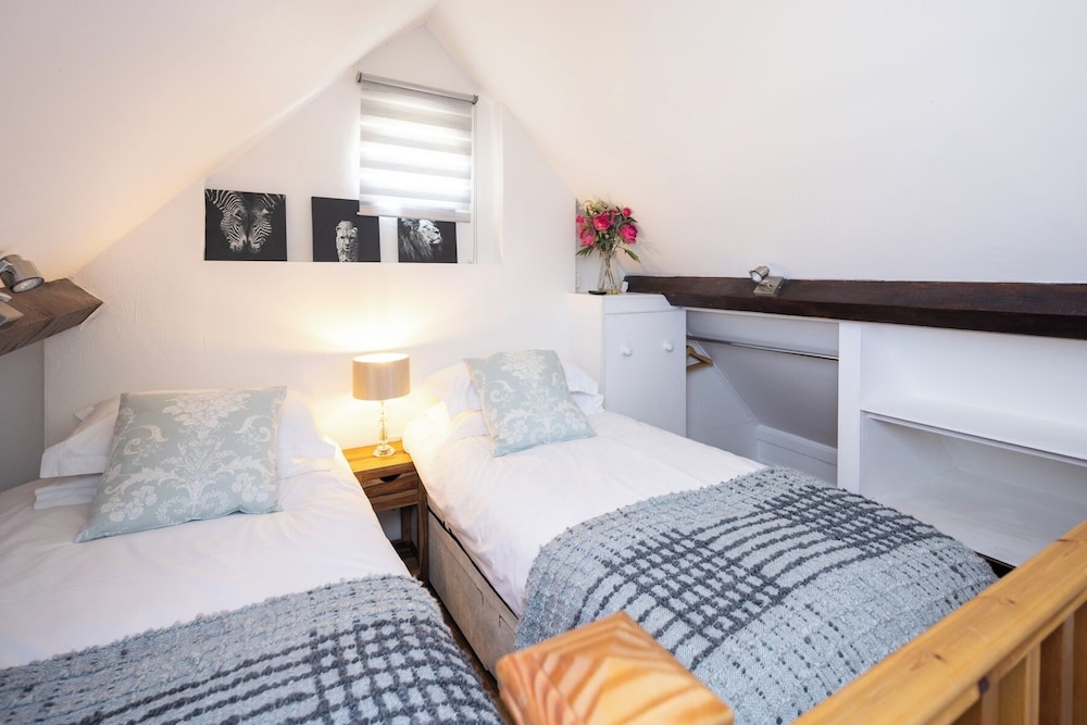 The Dovecote, Rowden Manor- Sleeps 6 & Parking