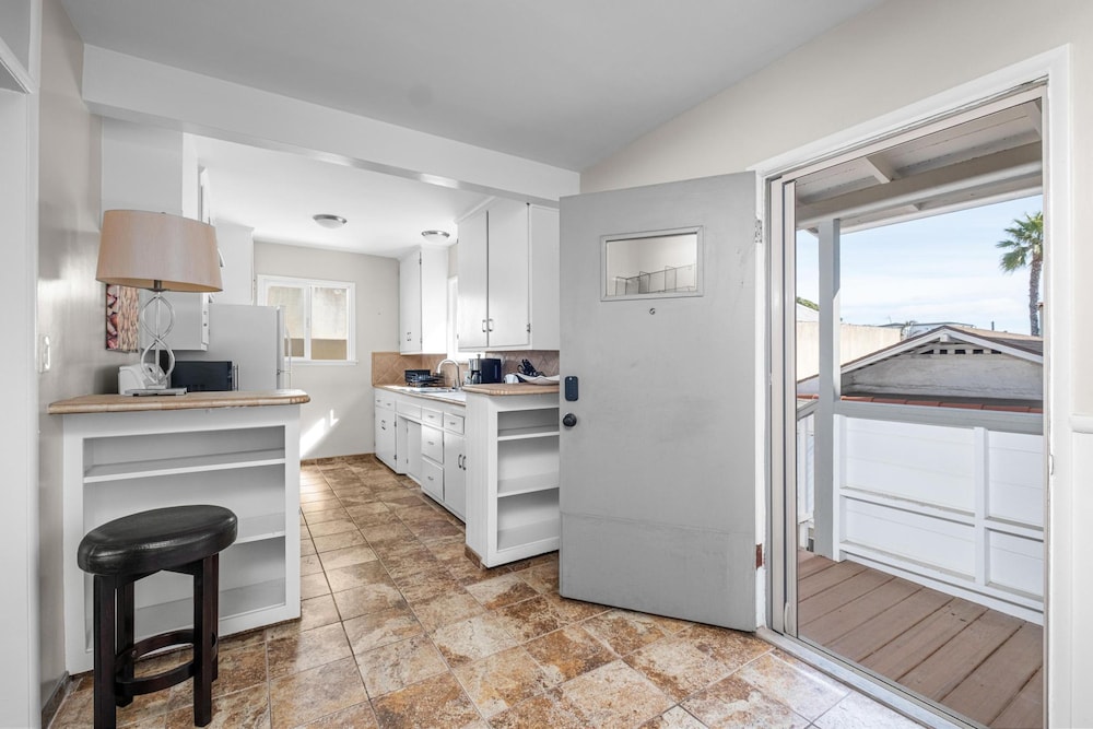 Beachside Apt With Laundry AC Patio