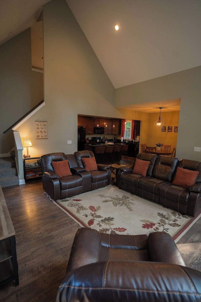 Modern 2 BD Cabin With hot tub & Games & Central Loc