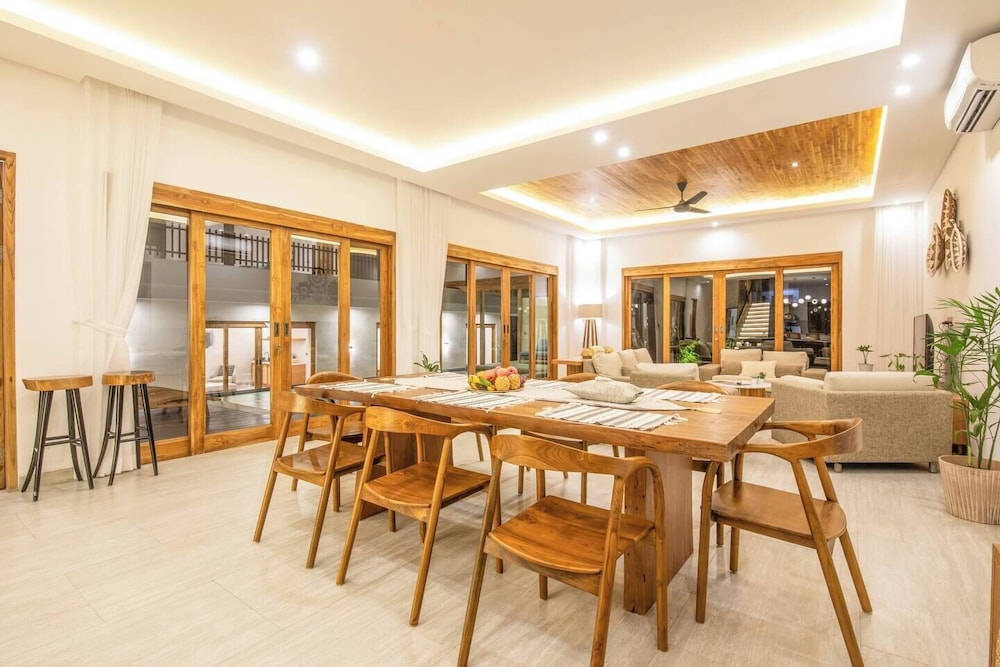 Luxurious 6 BR With Sea View, 5 Mins to Savaya