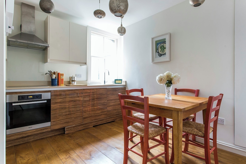 Albert Bridge Road II by Onefinestay