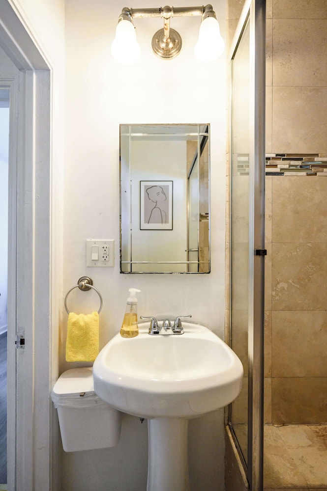 Near LA Cozy Home With Full Kitchen & Laundry