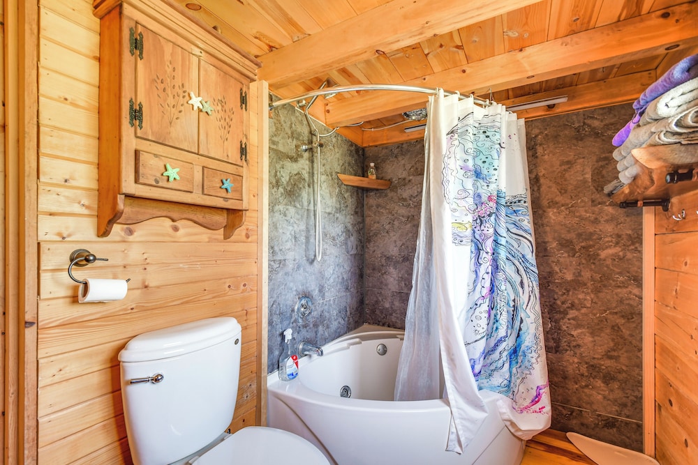 Bellevue Log Cabin w/ Gas Grill & Creek Access