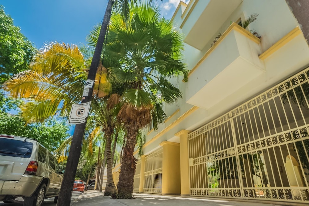 Romanina 1 Condo in the Heart of Playa del Carmen by RedAwning