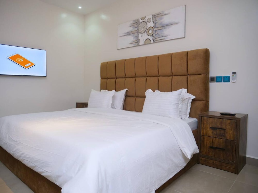 Luxury House - Sleeps 8 & Free Parking view 2