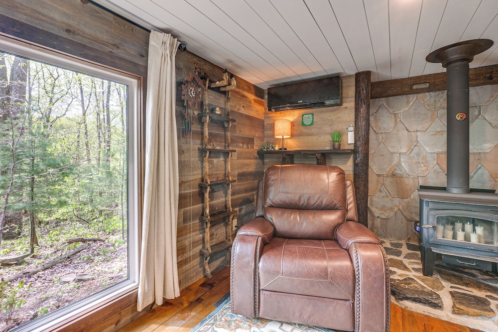 Secluded Cabin w/ Hot Tub in Hocking Hills