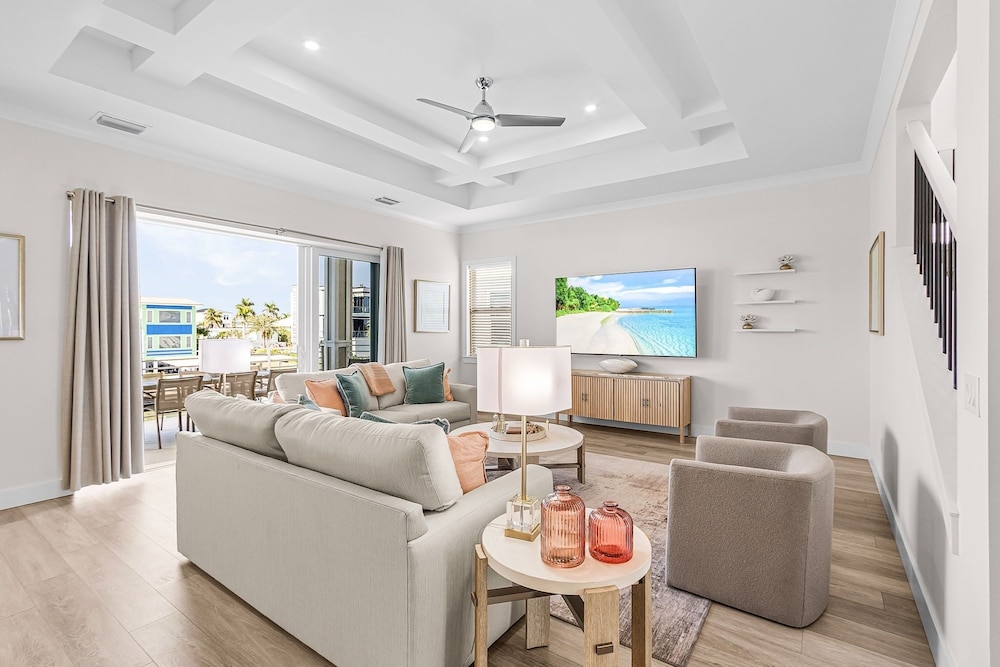 261/265 Canal Estates: 12br, Pools & Spas, Water Views 11 Bedroom Home