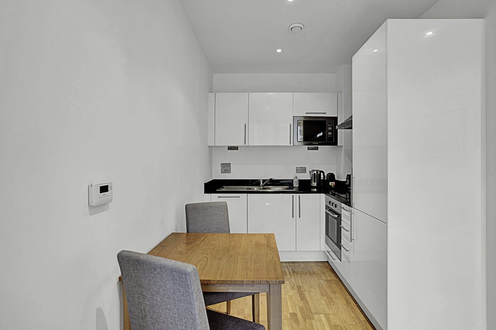 Urban Retreat: Stylish 1-bed Bliss