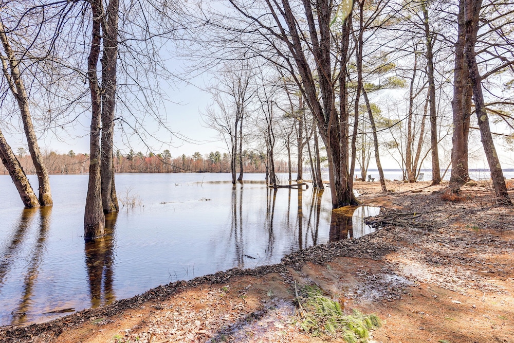 Walk to Private Beach & Boat Launch: Mayfield Home