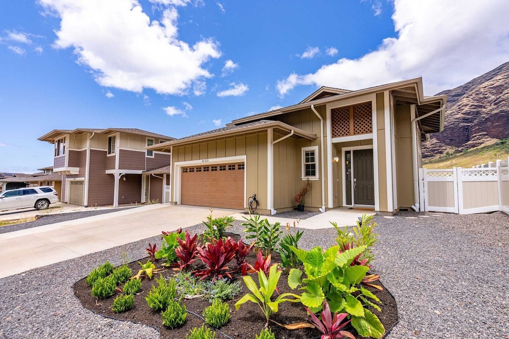 Sleeps 16, 2 Homes Ocean Views, Shared Pool + Gym, Near the Beach Avantstay