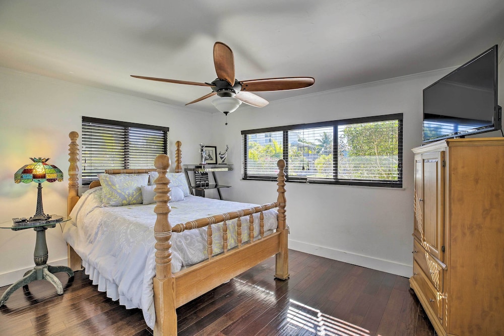 Pet-friendly Oasis w/ Deck & Fire Pit in Bokeelia!