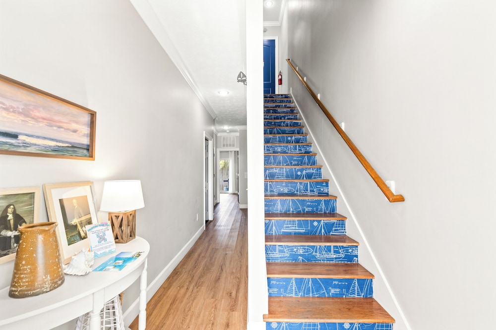 Sailors Cove: 5-bedroom, 4.5 Baths, Sleeps 12! Steps Away From the Beach!