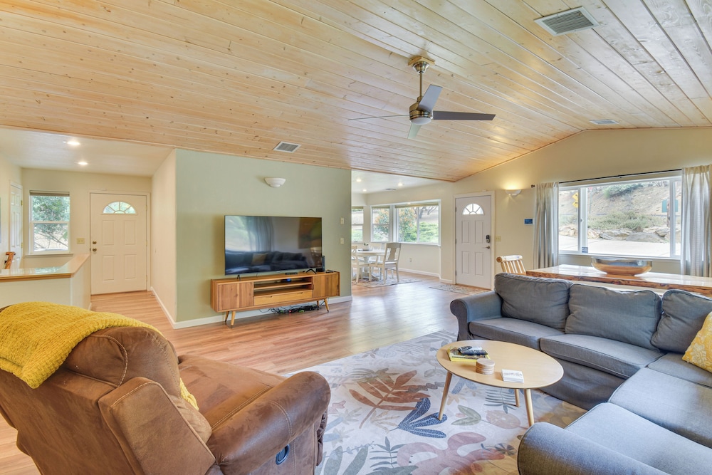 Gateway to Yosemite: Group-friendly Groveland Home