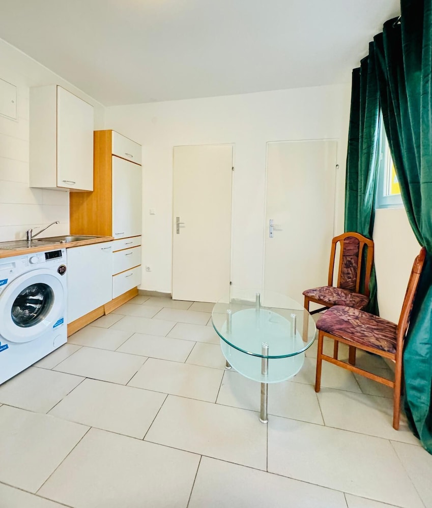 Cozy 2BR Apt Sleeps 6 Direct City Access