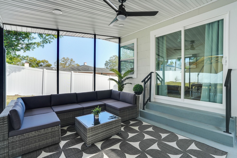Mid-century Lakeland Home w/ Game Room!