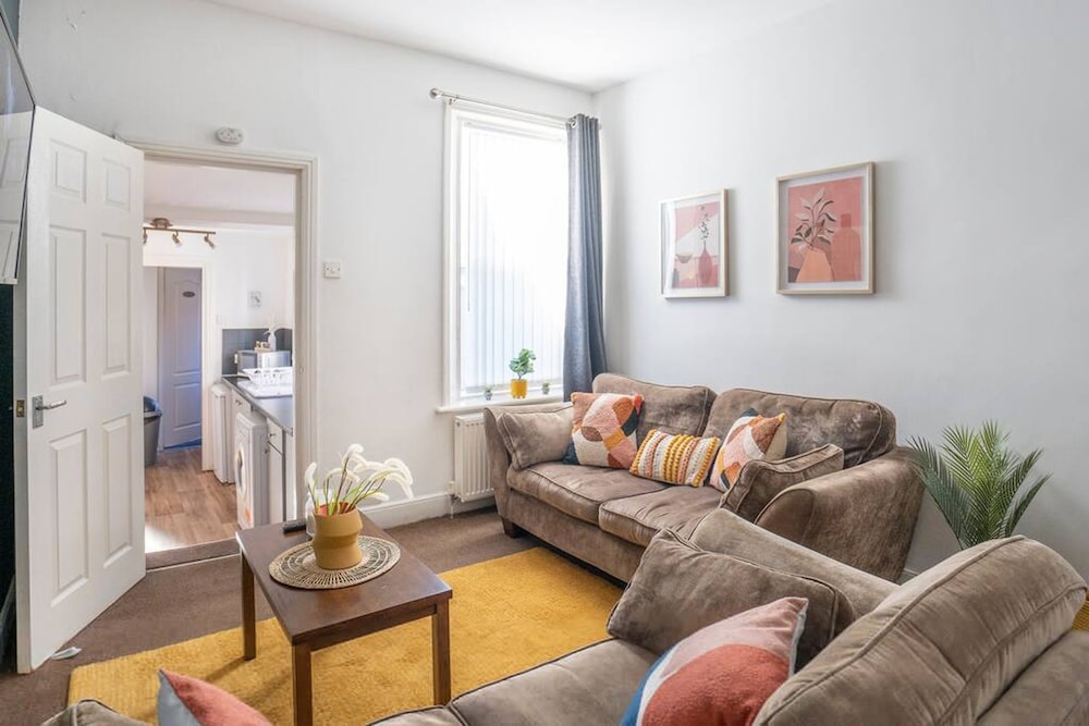 Spacious 3 Bed Flat-free Parking