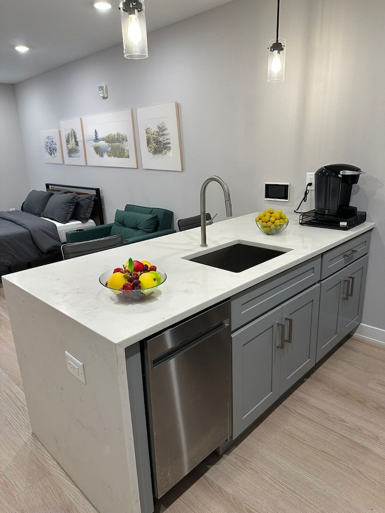 Modern 1BR 1BA Apartment