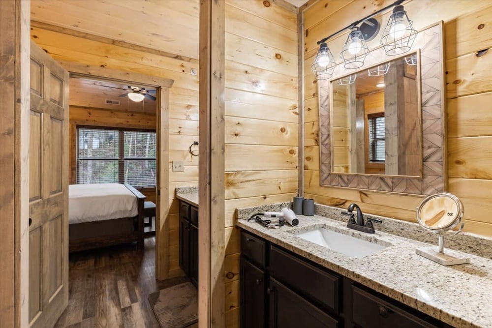 NEW - 1 Location Cabin Pool Hot Tub Arcade HL
