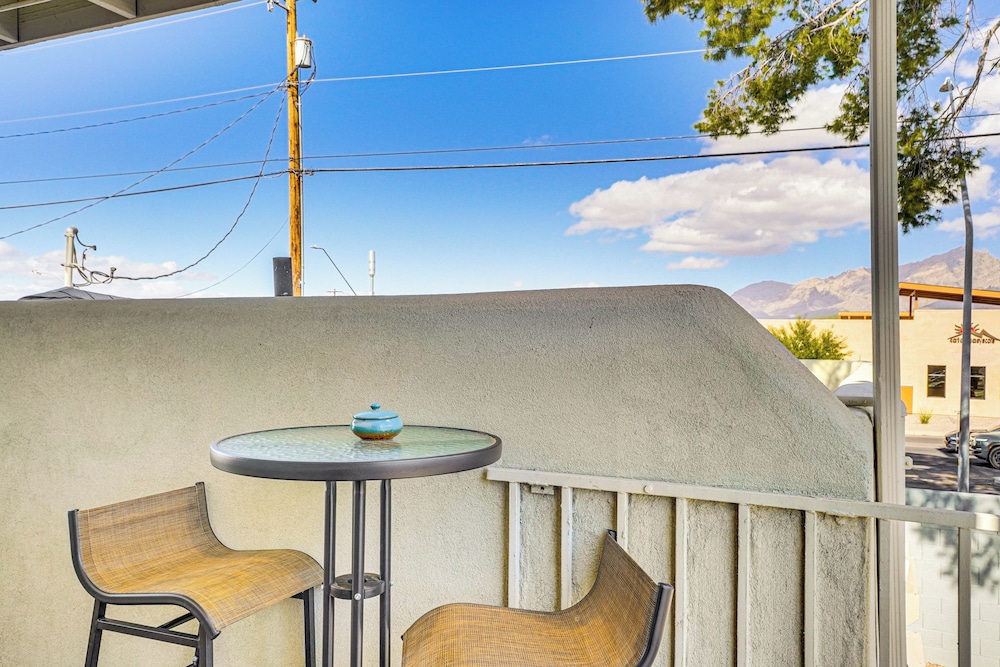 5 Mi to U of A Campus: Mtn-view Tucson Pad!