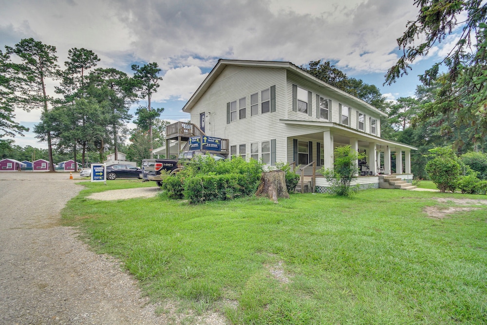 Picayune Tiny Home Rental ~ 11 Mi to Space Center! view 5