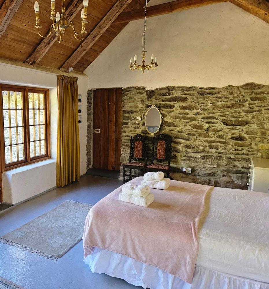Traditional Style Thatched Cottage With Modern Amenities