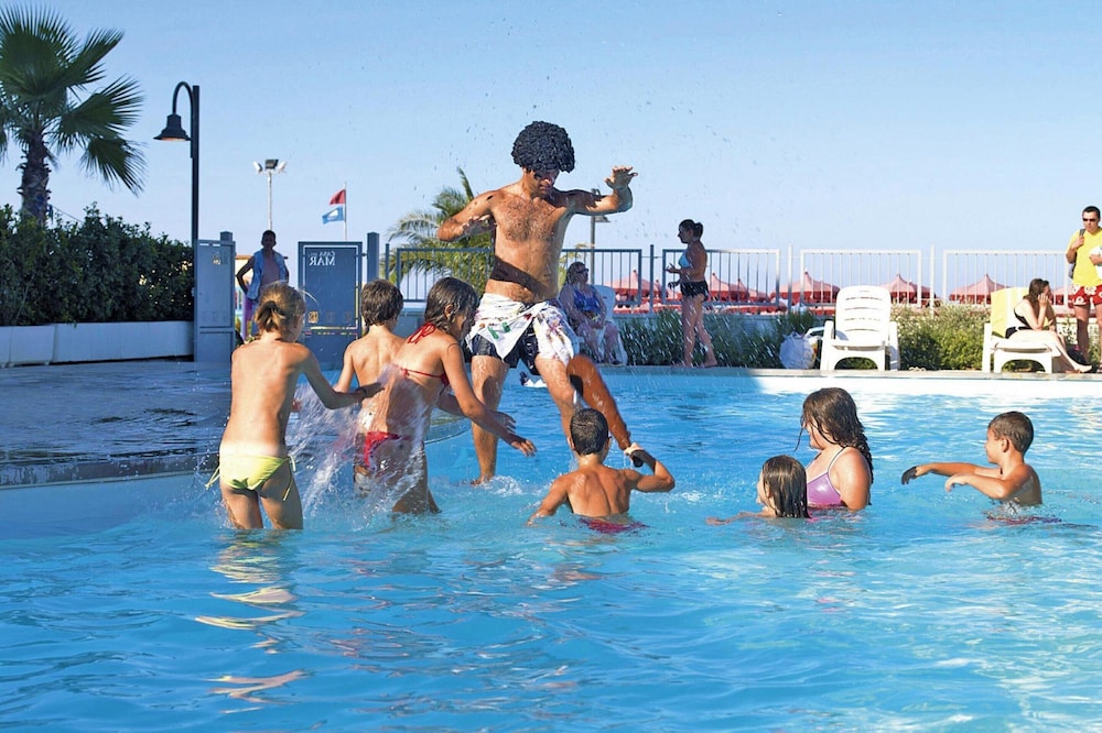 Apartment in Roseto Near Sandy Beach