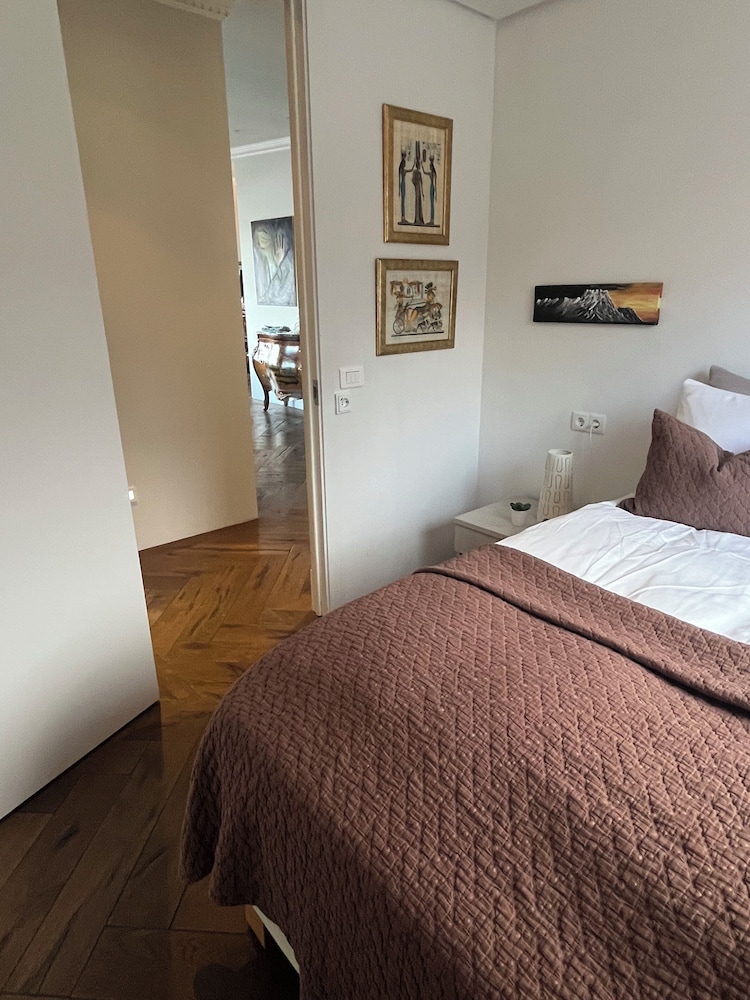 ICELAND SJF Villa , Hot tub & Outdoor Sauna Amazing Mountains View - 15 min to downtown
