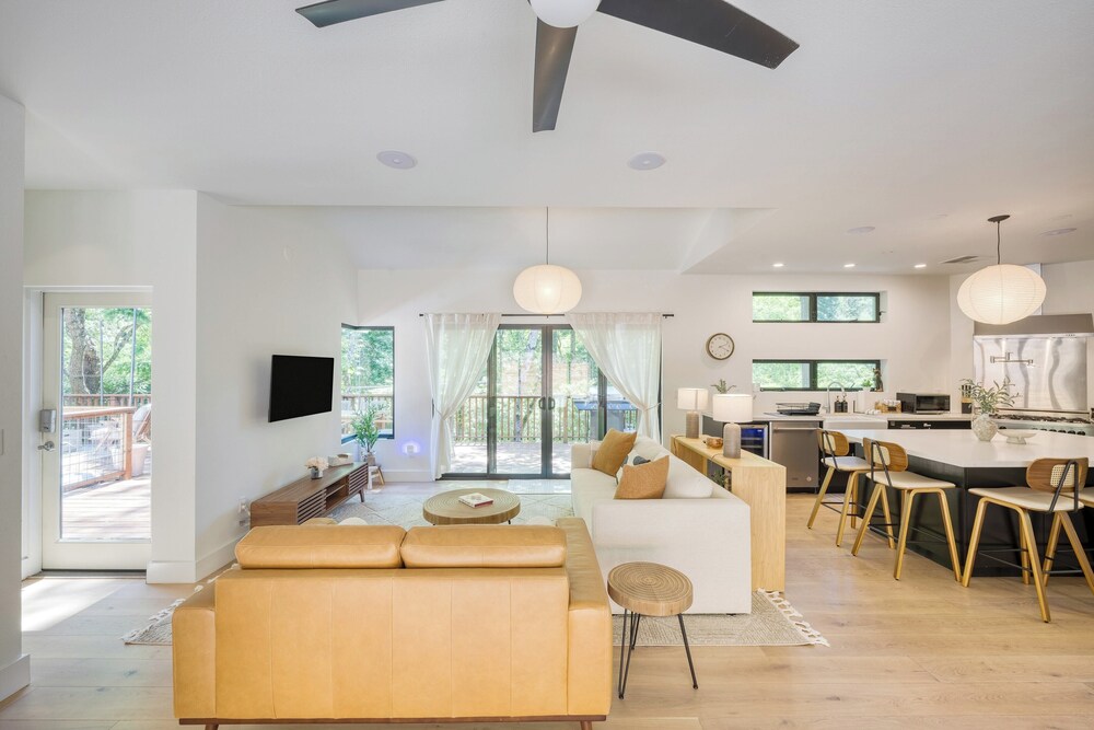 Mill Creek by Avantstay Modern Design, Patio, Hot Tub view 5