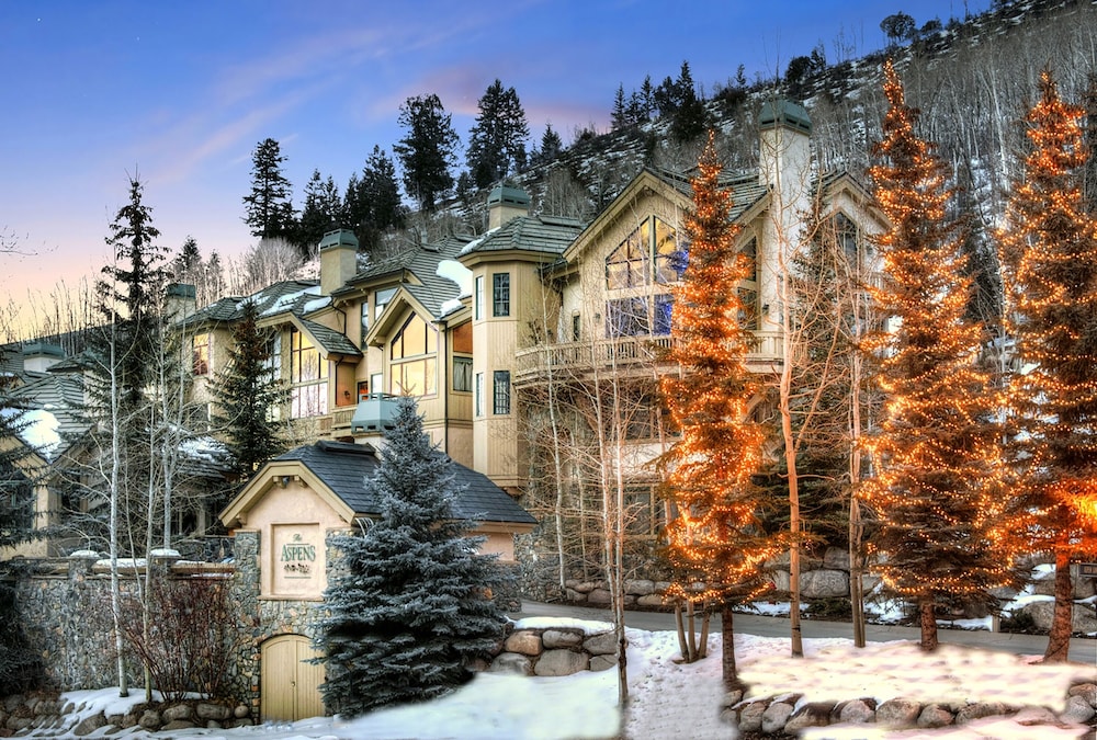 Ski In Ski Out Townhome in Rocky Mountain Access to Elkhorn Chairlift by RedAwning