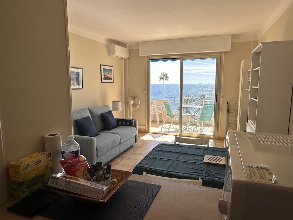 One Bedroom Apartment in Cannes With a Balcony and Great sea Views - 821