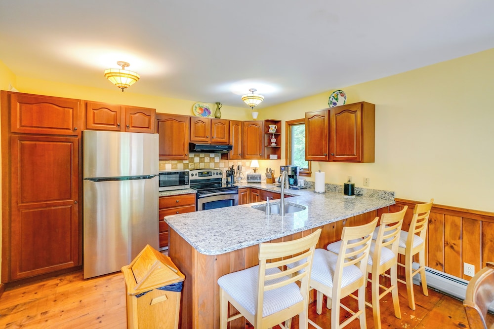 Game Room, Hot Tub! Year-round Dover Retreat
