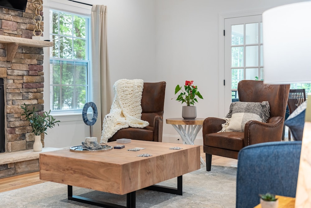 Luxuriously Lakeside by Avantstay Lakefront Retreat w Game Room