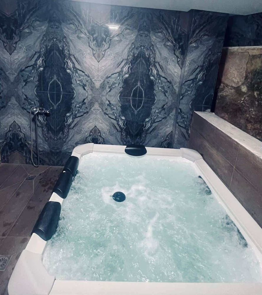 Villa Elias 3BR with Jacuzzi & Pool