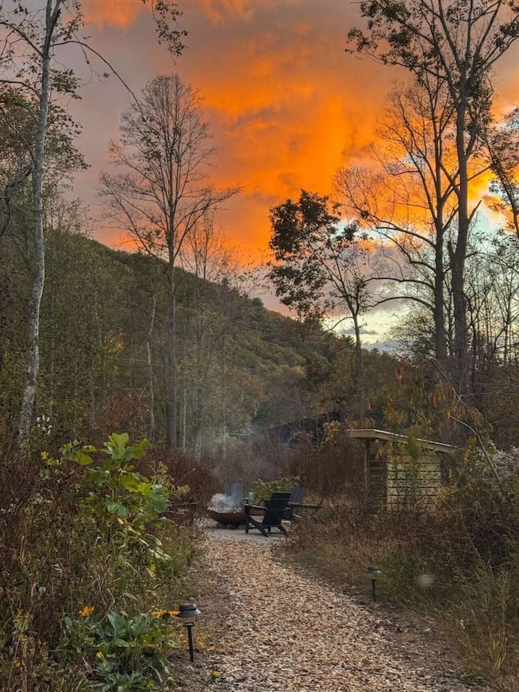 Creekside on Shope hot tub Fire pit