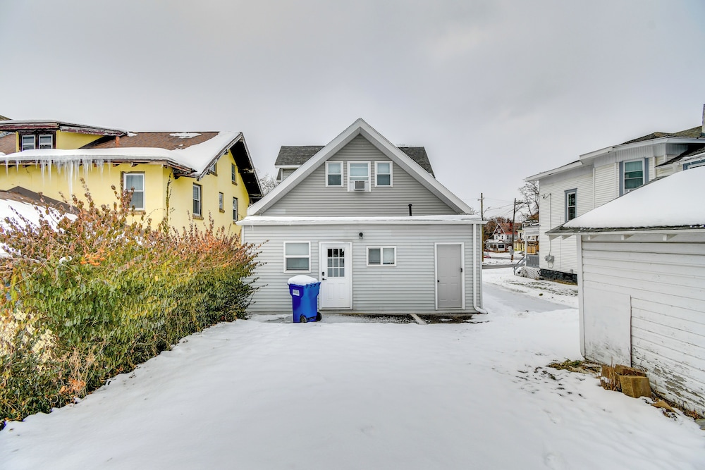 2 Mi to Dtwn Syracuse: Cozy Updated Apt!