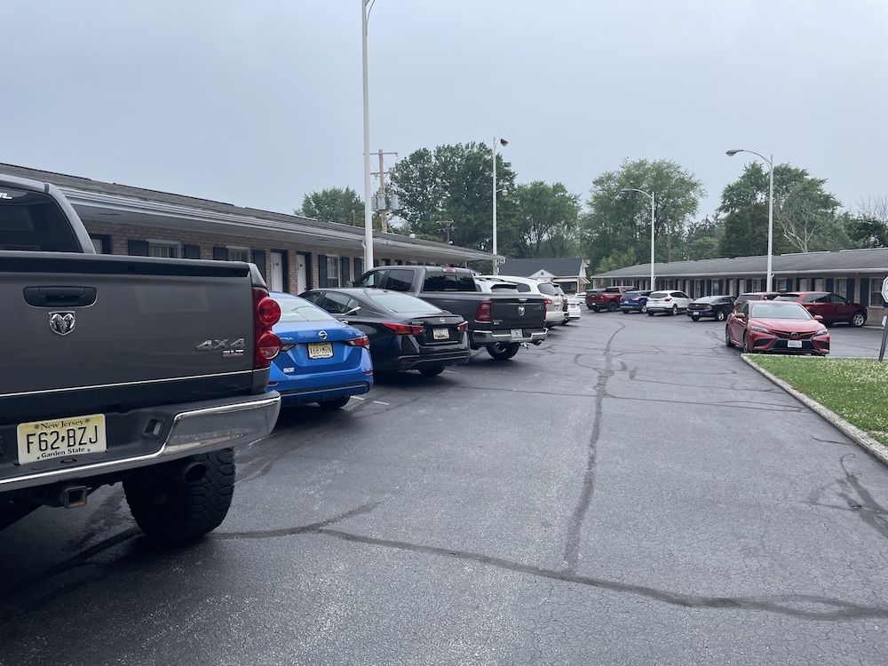 Budget Host Three Crowns Motor Lodge